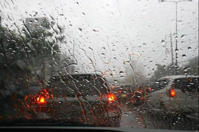 3,雨天行车要保持足够安全距离