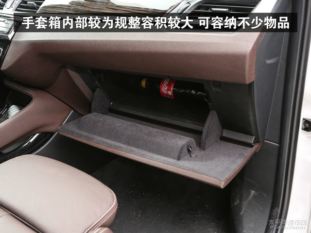 手套箱内部较为规整容积较大可容纳不少物品