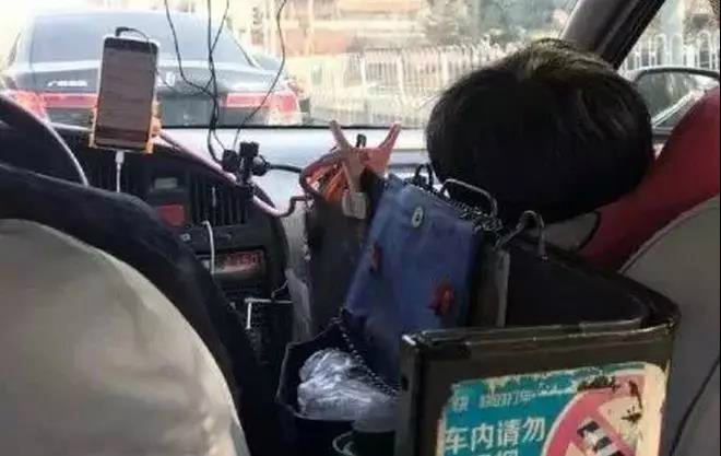 前段时间,我的朋友圈被一个 边带孩子边送外卖的小哥刷屏了.