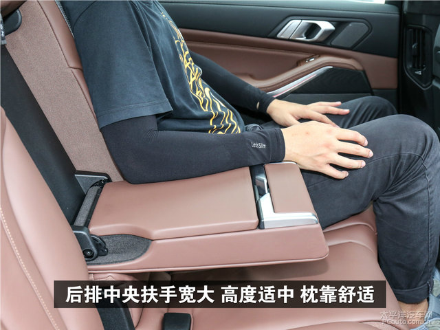 后排中央扶手宽大高度适中枕靠舒适