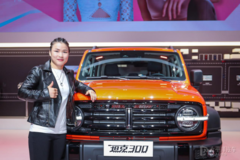 袁姍姍張偉麗空降廣州車展WEY展臺(tái) 集結(jié)百位女神助陣坦克300
