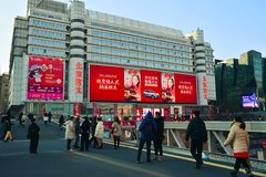 30余城市地标巨幕点亮!BEIJING汽车送祝福到家获权威媒体点赞