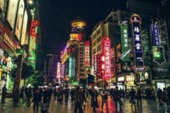 我敢肯定，你一定沒見過“盤旋”在3D屏上的東風輕卡，炫酷！