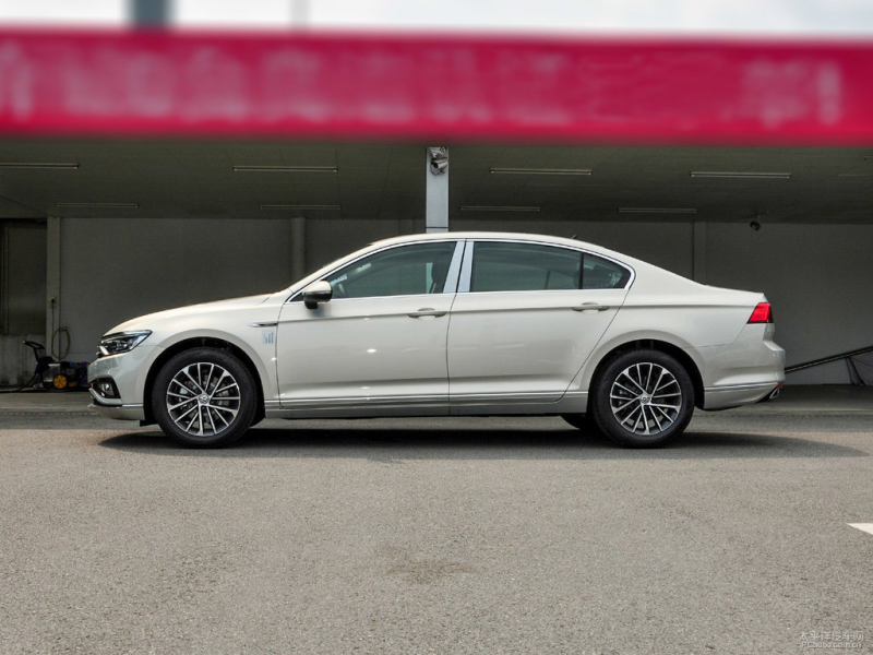 落地价方面,我们以迈腾2020款 330tsi dsg豪华型为例,据了解,目前在