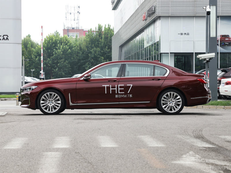 来看看落地价,我们以宝马7系2019款 改款 740li xdrive 华彩定制限量