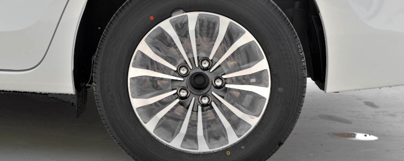 只要是符合卡罗拉原厂轮胎尺寸规格的轮胎都可以使用,不同品牌不同