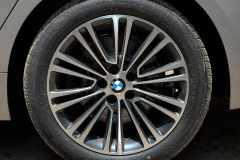 宝马5系轮胎的尺寸及品牌是什么
