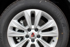 荣威rx5汽车质保期可以换轮胎吗