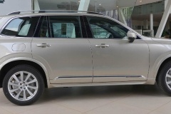 沃尔沃xc90换胎顶哪个地方