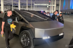 特斯拉Cybertruck原型車工廠現(xiàn)身！做工瑕疵頗多
