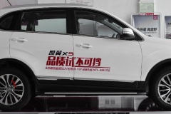 車速慢輕踩剎車吱吱響是怎么回事