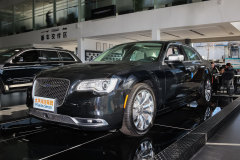 克莱斯勒300C 2013款 3.6L S锋尚版空间怎么样 克莱斯勒300C购车手册