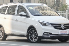 寶駿730汽車大燈型號(hào)是什么