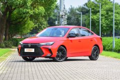 三廂車哪款車更好 2021款 榮威i5跟寶駿RC-5 1.5L對比哪個價格高