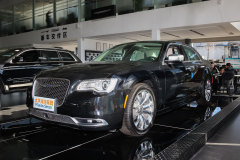 克萊斯勒300C?2016款 3.0L 超越版內飾怎么樣?克萊斯勒300C購車手冊