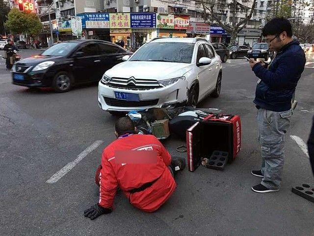 電動車闖紅燈被撞，還怪車主不剎車！交警當(dāng)場懟得他無話可說