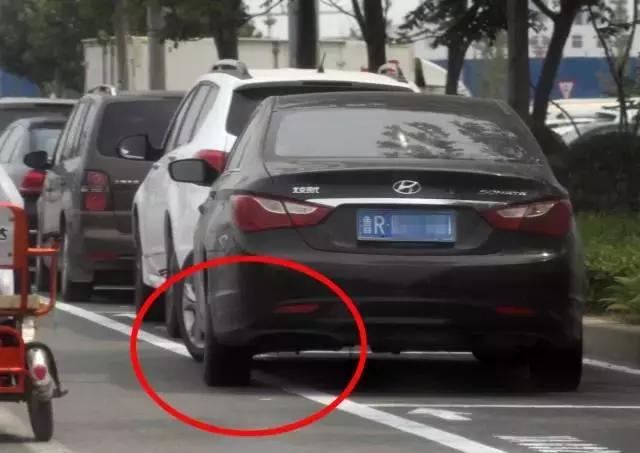 車停在停車位中，為什么還會被貼罰單？