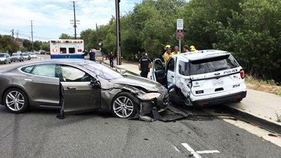 特斯拉自動(dòng)駕駛撞向警車，為何出事的總是特斯拉？