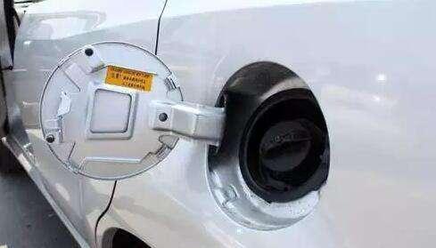 其实每辆汽车的仪表盘都有提醒各位车主你的汽车的油箱加油口的