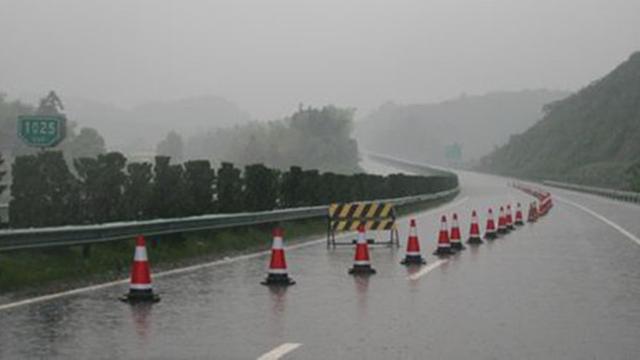 高速路上開(kāi)車也能暈水？雨天遇到這個(gè)雷區(qū)，該怎么走？