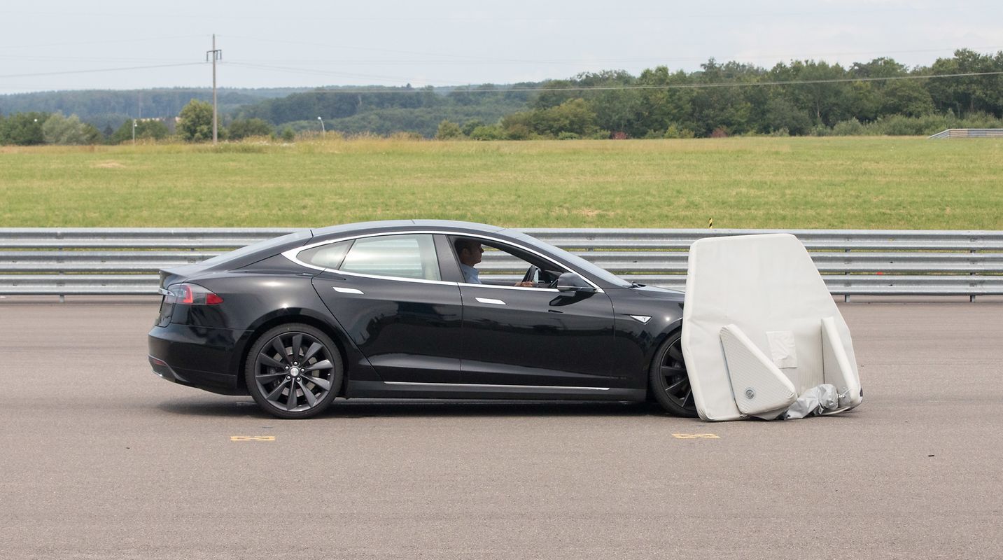 很尴尬！Model S刹车测试居然撞了