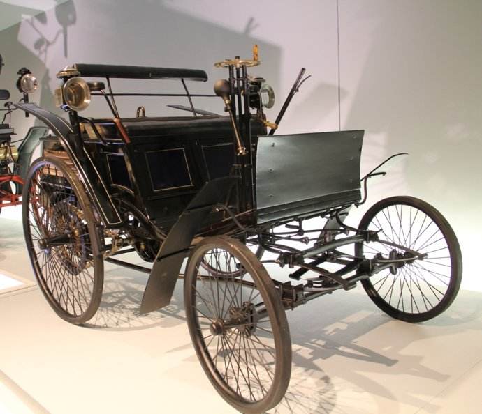 史上第一辆汽车发明人，奔驰汽车创世人，卡尔·奔驰