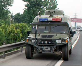 東風軍車，為和平堅守四方