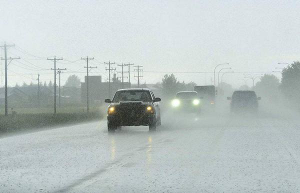 高速上遇到暴雨看不清，该怎么办？牢记这5点常识！