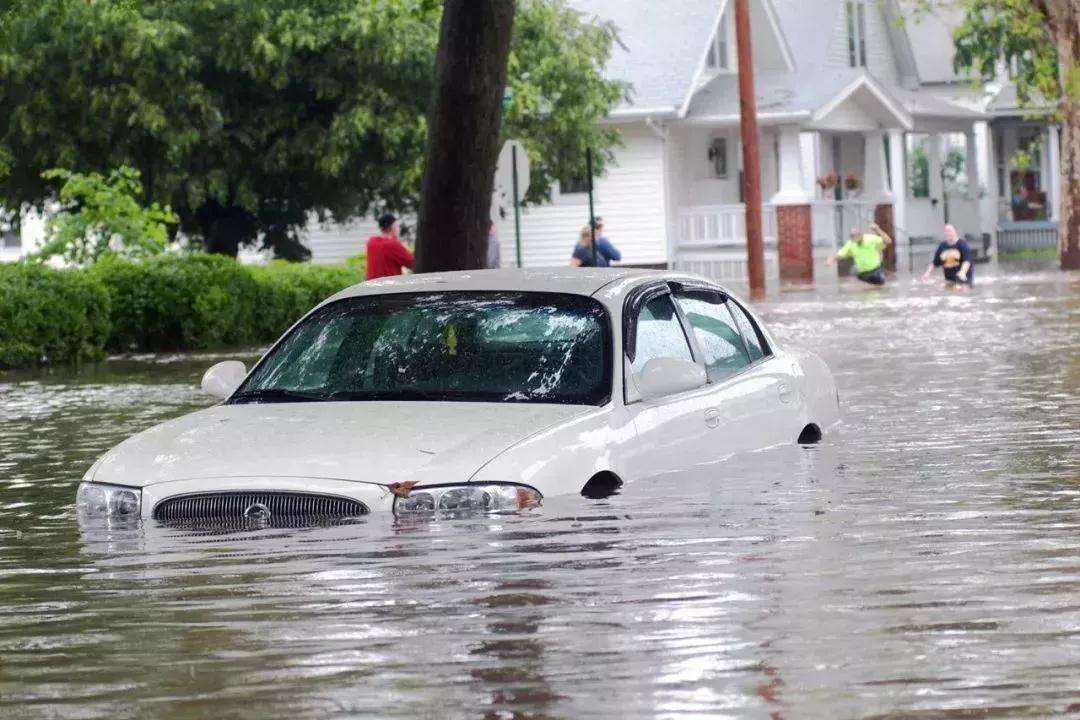 暴雨后被淹的車(chē)輛就讓它安靜的在水中待會(huì)