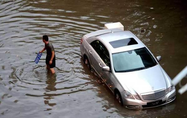 一到雨天变“无牌上路”？车牌被冲走，我们该怎么补办？