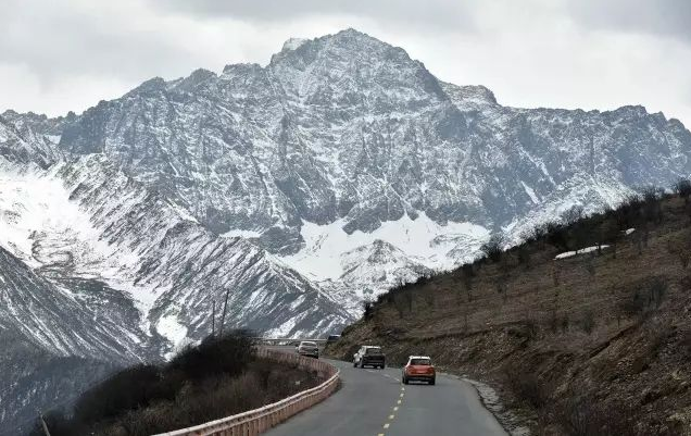 折多山暴雪、瀘定大堵車，他走這條路居然一路暢通到稻城