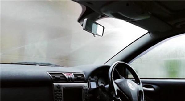 越吹越模糊？汽车空调懂得这么用，车窗起雾全不是问题！