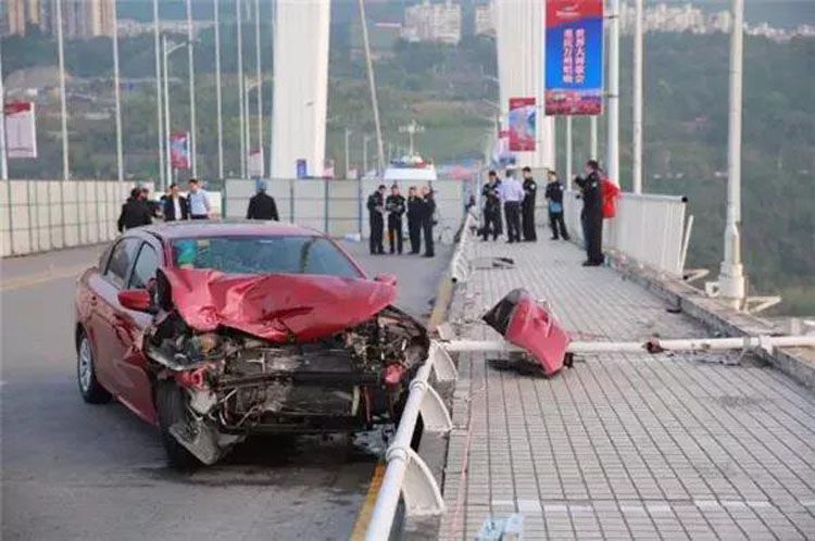 你們要的視頻在這里：重慶大巴車真的逆行了 小轎車女司機(jī)被冤枉