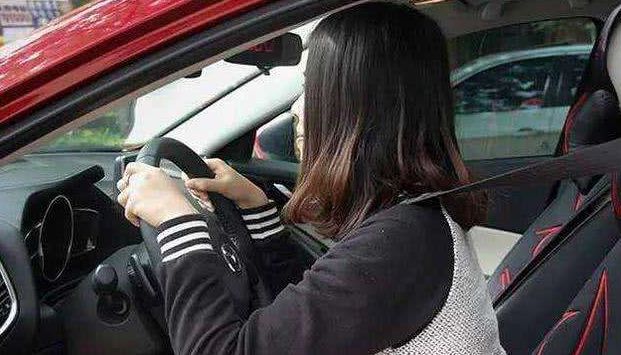 其实好多女司机都习惯趴在方向盘上开车!