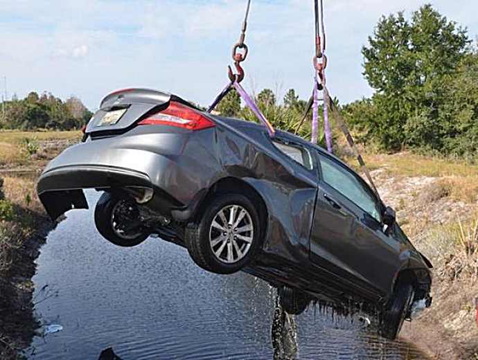 汽車墜水怎么辦，學(xué)會這幾招能保命