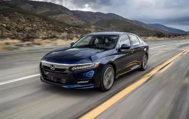 軸距超兩米八、車長超四米九，國人熱衷的中型車都這樣嗎？
