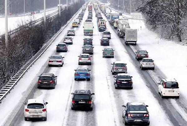 冰雪路面怎么開車最安全？能做到這幾點，就不會翻到溝里去！