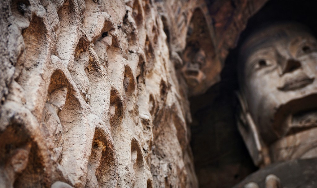 云冈石窟里面全是佛像的洞窑长怎样？