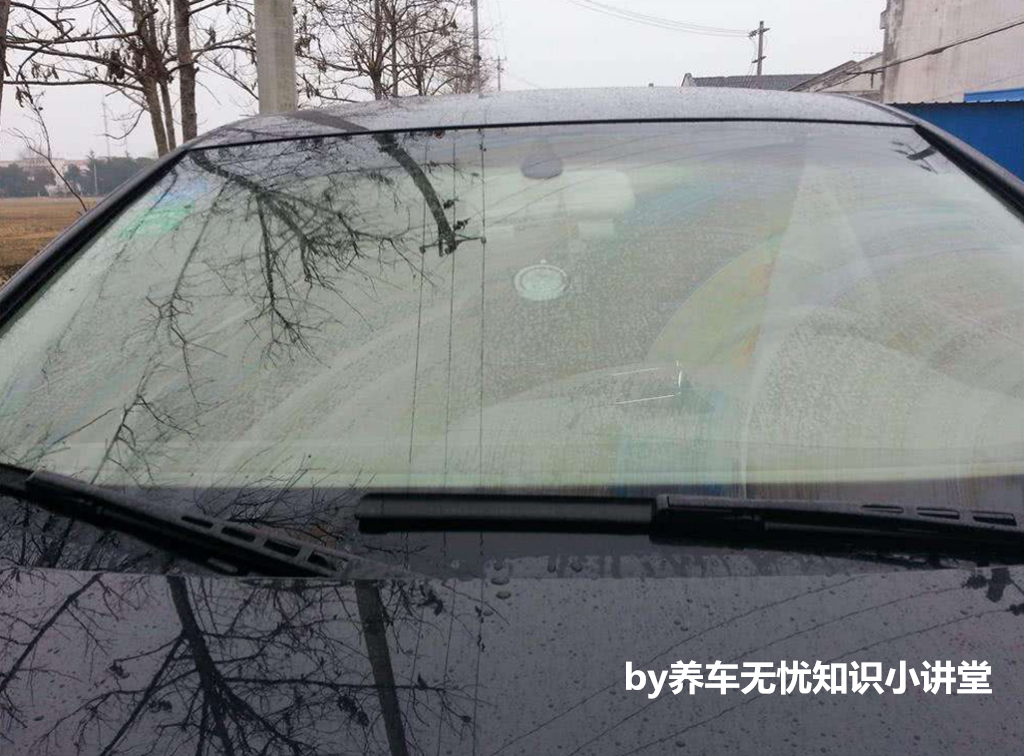 一分鐘用車小知識:去油膜別再浪費錢買油膜清洗劑,這樣做最劃算