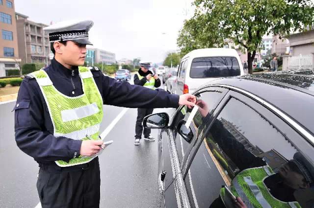 沒有臨時停車位時，3個技巧避免被貼罰單，新手學(xué)學(xué)吧！