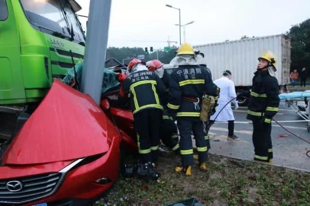 大貨車(chē)闖黃燈 將紅色馬自達(dá)撞成“夾心餅干” 女司機(jī)僅受輕傷！