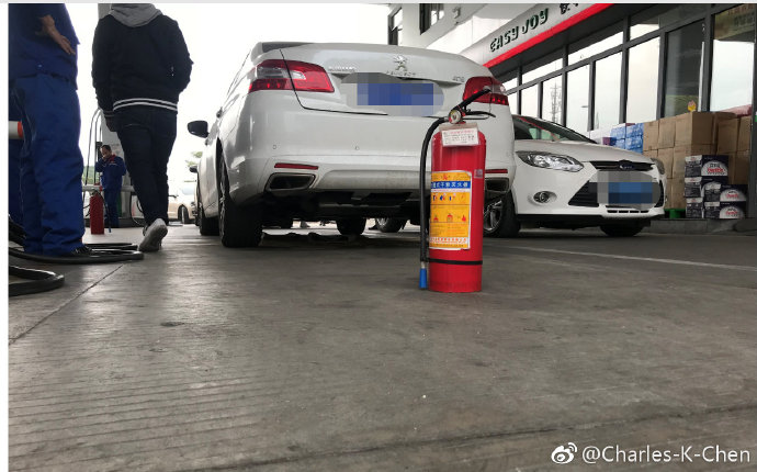 標致408加油站漏油，車主被嚇失眠