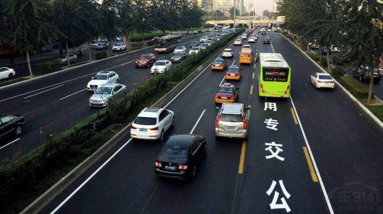 “公交車專用道”行駛權 為何成了某些特定人群的福利?