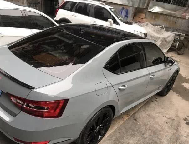 全新斯柯達(dá)速派再次現(xiàn)身 帥氣水泥灰色車身 配2.0T+DCT