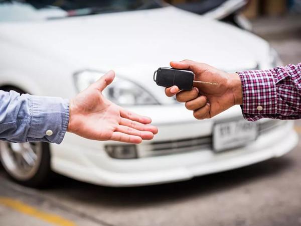 借豪車回家過年，返程途中燒成廢鐵？春節(jié)借車給朋友的現(xiàn)在還好嗎