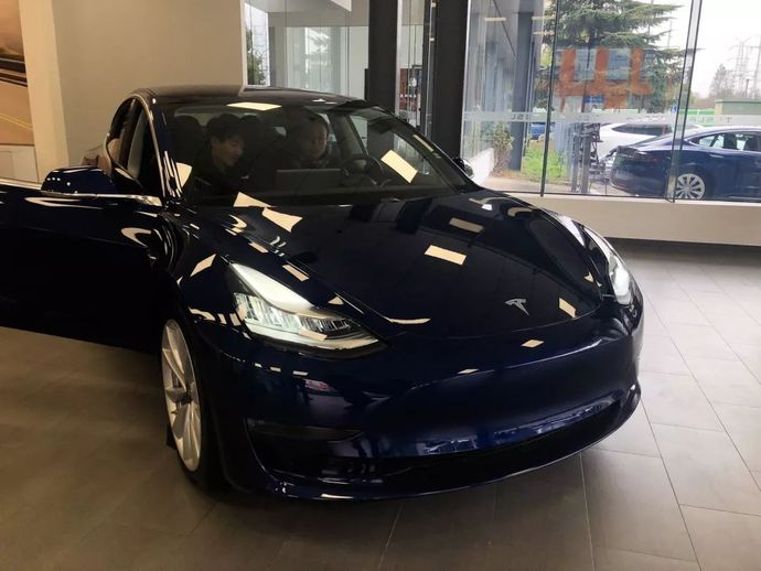 到店实拍特斯拉model 3,50万元的新能源b级车有何魅力