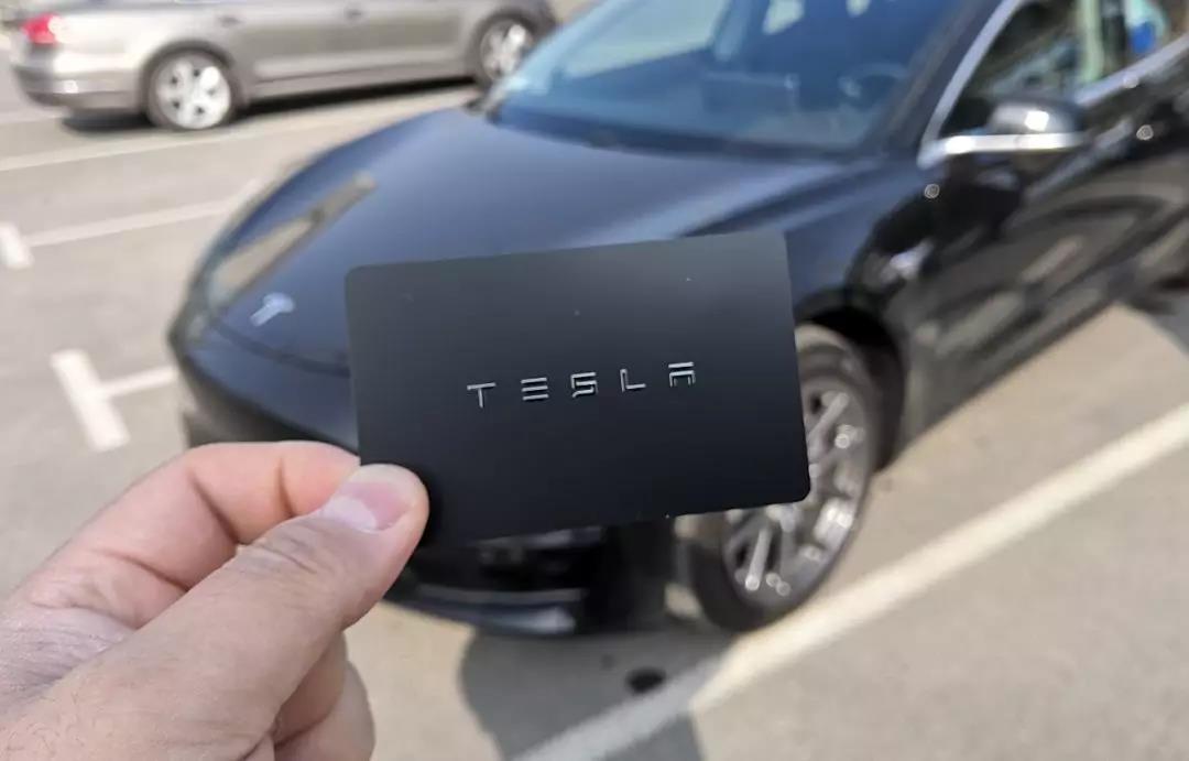 與前兩款特斯拉相比，Model3更像一輛車