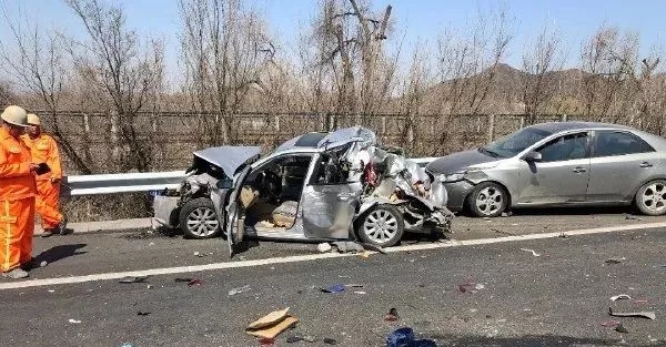 慘烈！京藏高速16車相撞，7人受傷，為什么車禍中總出現(xiàn)大貨車