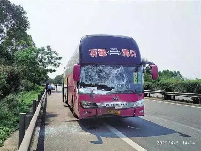 離開路面2秒鐘，等于蒙眼30米，司機(jī)一小動(dòng)作就致三車相撞！