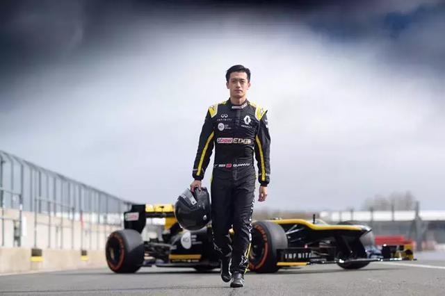 是来自西安的18岁赛车手叶一飞,另一名是来自上海的19岁车手周冠宇